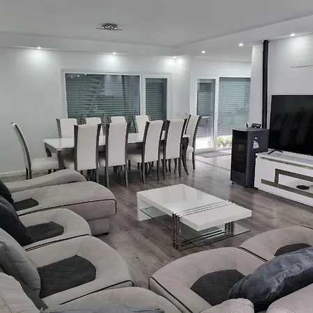 Mikaela Ii Pensionat *